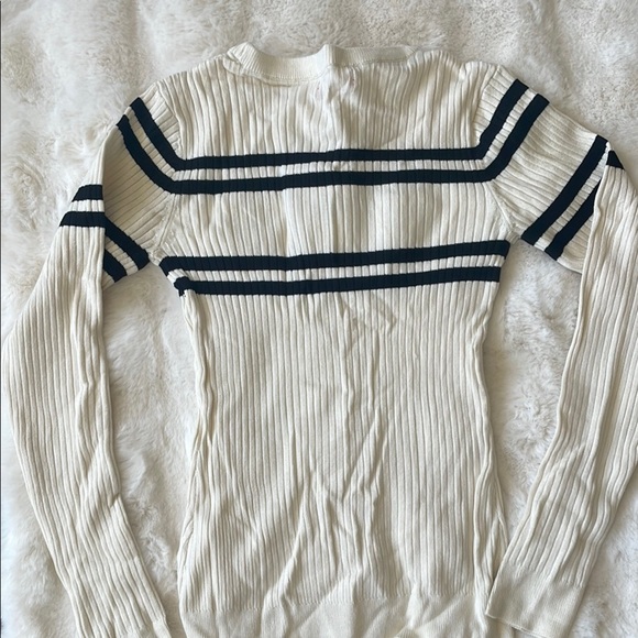 NWOT GUESS Women's Cream Sweater Size XS - Picture 3 of 4
